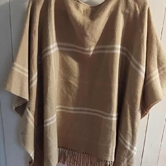 A New Day NWT Tan And White Poncho with Fringe OSFM. - Picture 5 of 9